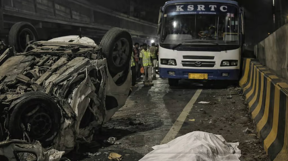 बेंगलुरु के जिंदल फ्लाईओवर पर दर्दनाक हादसा,कार-बस टक्कर में 5 युवकों की मौत