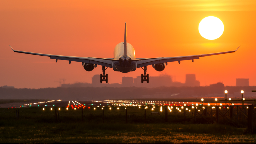 कोलकाता एयरपोर्ट से उड़ान नहीं भर सके कई विमान, एयरपोर्ट ही नहीं पहुंच सकें पायलट व क्रु