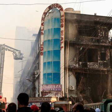 80 मौतों के बाद भी सबक नहीं? कराची के गुल प्लाजा मॉल में फिर लगी आग