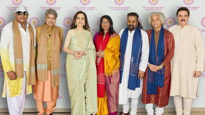 नीता अंबानी ने हरिहरन, कविता कृष्णमूर्ति, सुरेश वाडकर सहित कई कलाकारों को किया सम्मानित