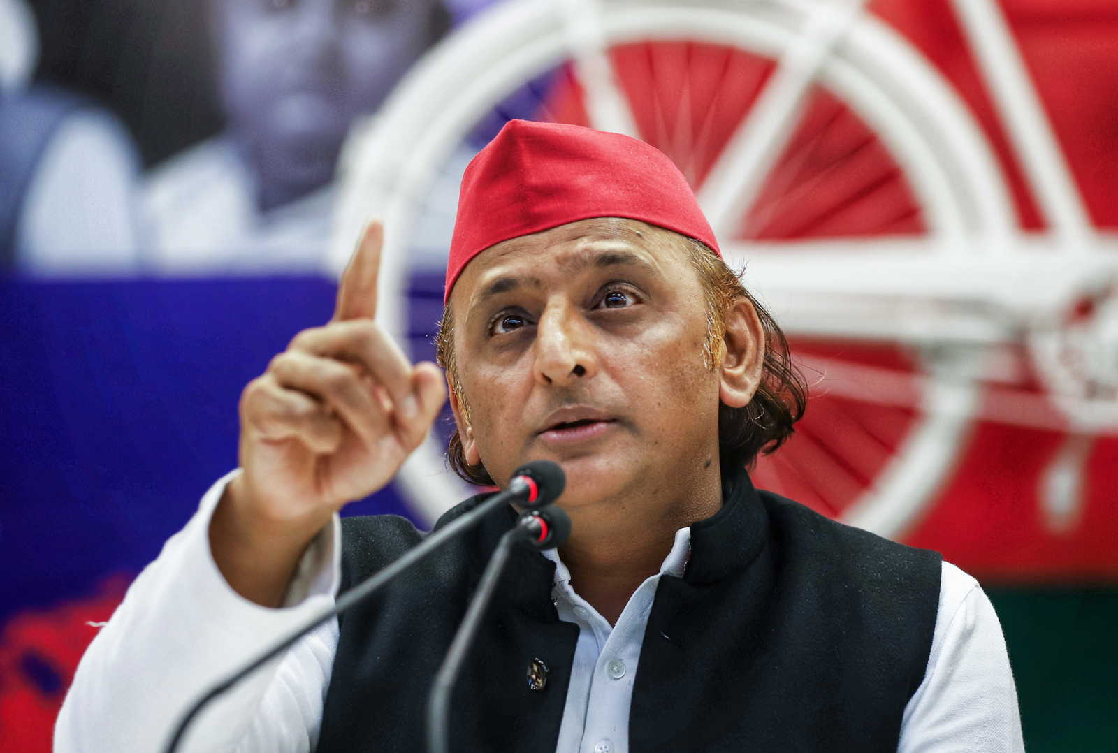 अखिलेश का योगी पर हमला, धार्मिक मर्यादा और कानून के शासन पर उठाए सवाल