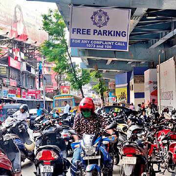 कोलकाता में पार्किंग शुल्क को लेकर मनमानी और अवैध पार्किंग को रोकने के लिए लालबाजार सक्रिय
