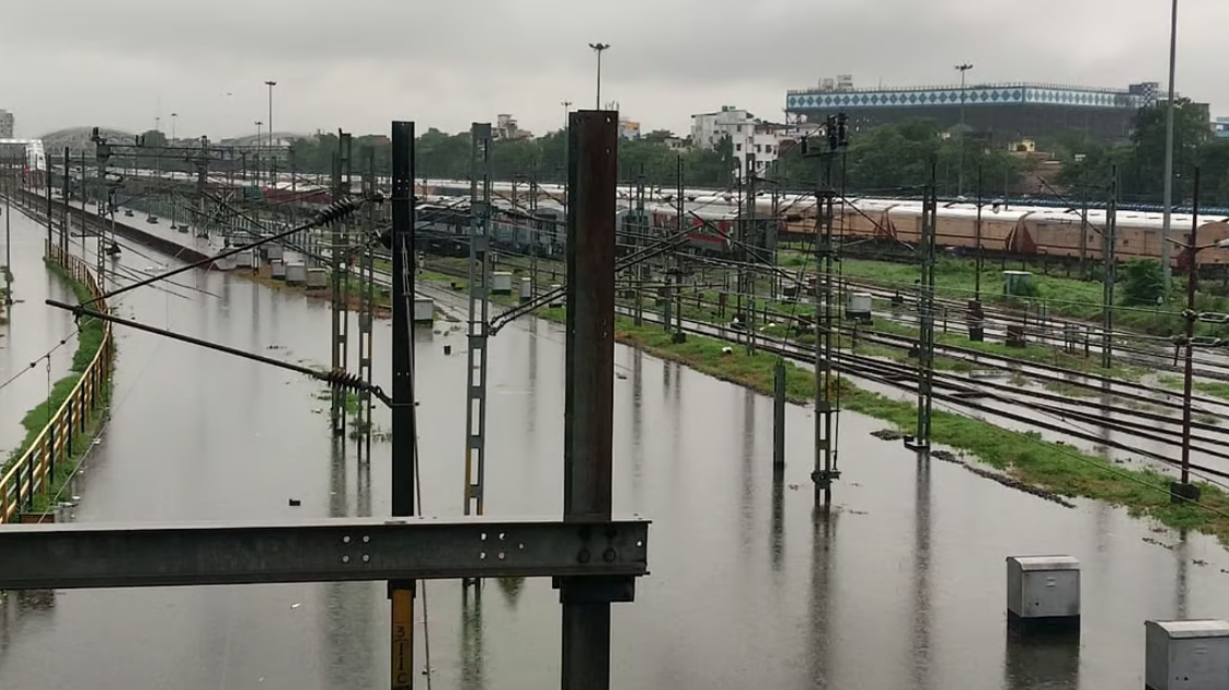 भारी बारिश के बाद हावड़ा-सियालदह डिवीजन में रेल सेवाएं प्रभावित, लोकल ट्रेन समेत कई लंबी दूरी की ट्रेनें रद्द