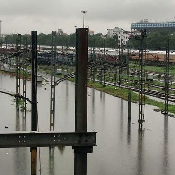 भारी बारिश के बाद हावड़ा-सियालदह डिवीजन में रेल सेवाएं प्रभावित, लोकल ट्रेन समेत कई लंबी दूरी की ट्रेनें रद्द