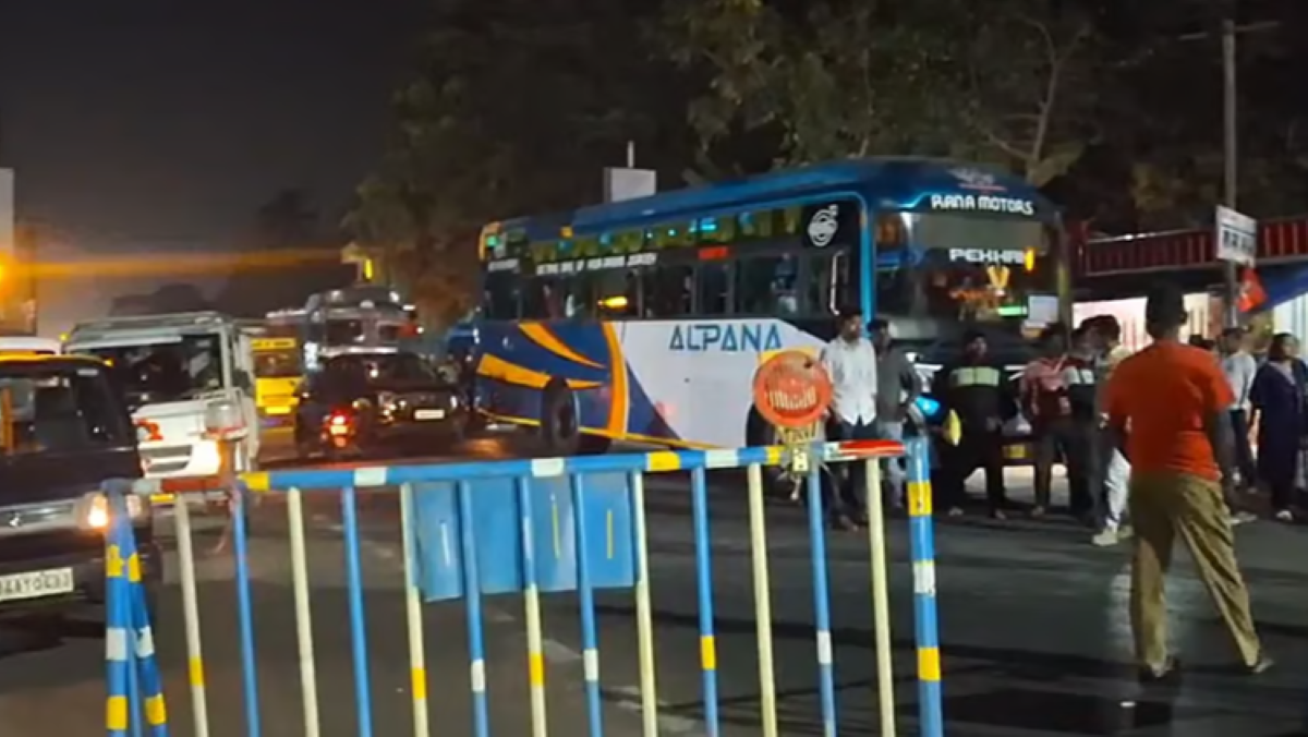 ट्रैक्टर की टक्कर से साइकिल सवार की मौत, शालबनी में राज्य सड़क जाम कर स्थानीय लोगों का प्रदर्शन