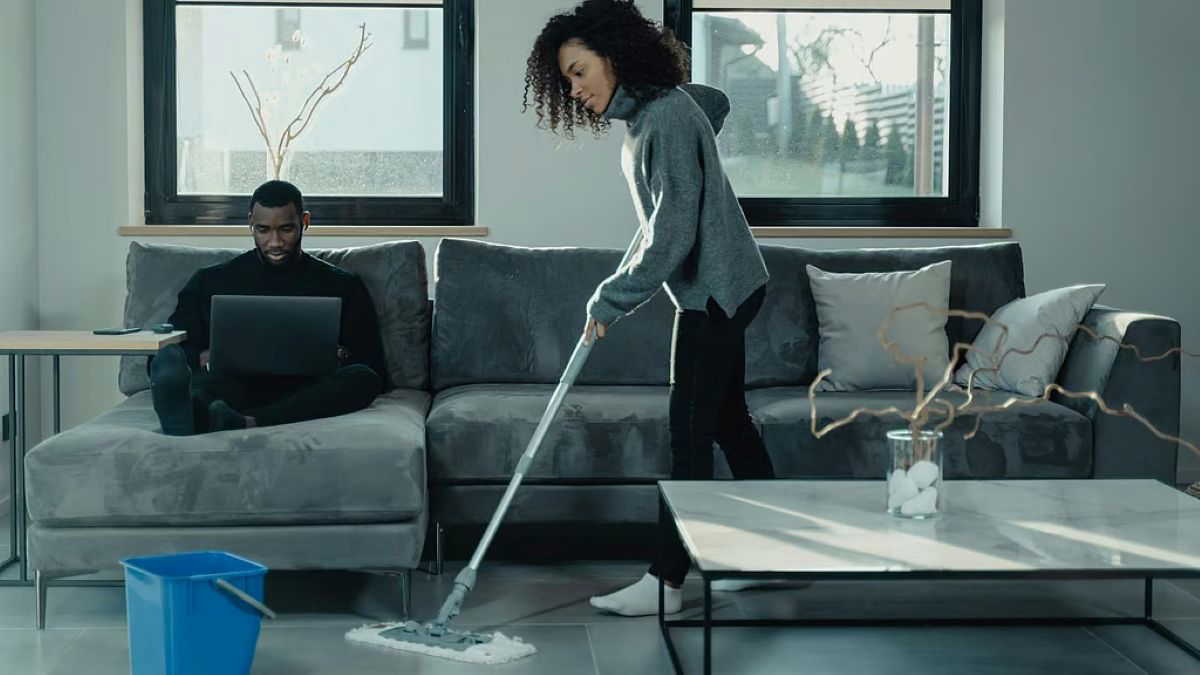 घर साफ करने के समय इन वास्तु टिप्स का पालन करें, धुल जाएगा नकारात्मक ऊर्जा