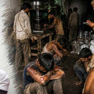 Uttar Pradesh News: फैक्टरी से मुक्त कराए गए 12 बंधुआ मजदूर, राहुल गांधी ने उठाए सवाल