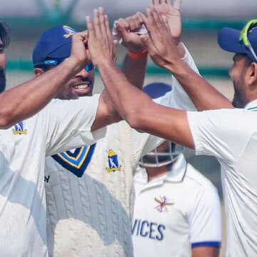 रणजी ट्रॉफी में मोहम्मद शमी का कहर, 5 विकेट लेकर आधी टीम को किया आउट