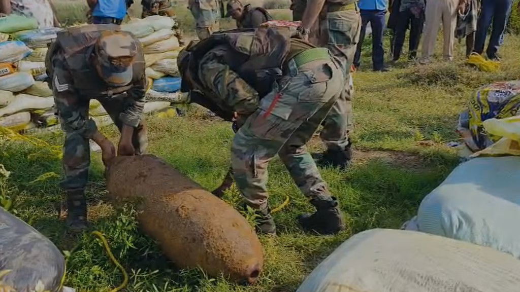 बरामद हुए दूसरे विश्व युद्ध के बम को पुलिस व सेना ने किया निष्क्रिय, धमाके से दहला बोलपुर