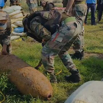 बरामद हुए दूसरे विश्व युद्ध के बम को पुलिस व सेना ने किया निष्क्रिय, धमाके से दहला बोलपुर