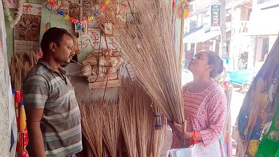 आसमान छू रहे हैं सोना-चांदी की कीमतें, दरिद्रता भगाने के लिए तमलुक में लगी झाड़ू और नमक खरीदने की होड़