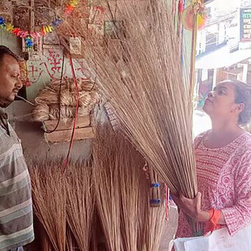 आसमान छू रहे हैं सोना-चांदी की कीमतें, दरिद्रता भगाने के लिए तमलुक में लगी झाड़ू और नमक खरीदने की होड़