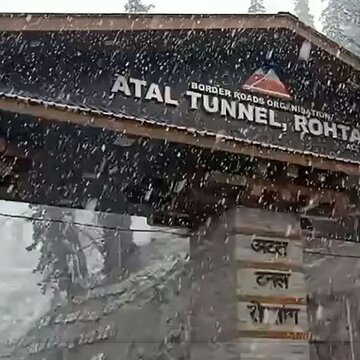 बर्फबारी के कहर से अटल टनल में फंसे सैकड़ों पर्यटक, मजबूरी में गाड़ियां छोड़ पैदल निकलने को विवश