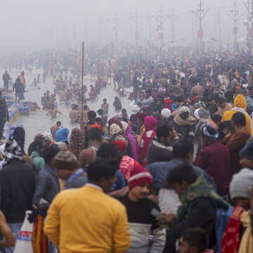 संगम से राम मंदिर तक: यूपी में नए साल पर भक्तों की उमड़ी भारी भीड़