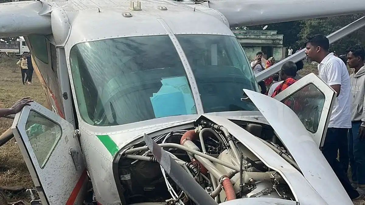 ओडिशा में चार्टर्ड विमान गिरा, पायलट समेत यात्री गंभीर रूप से घायल