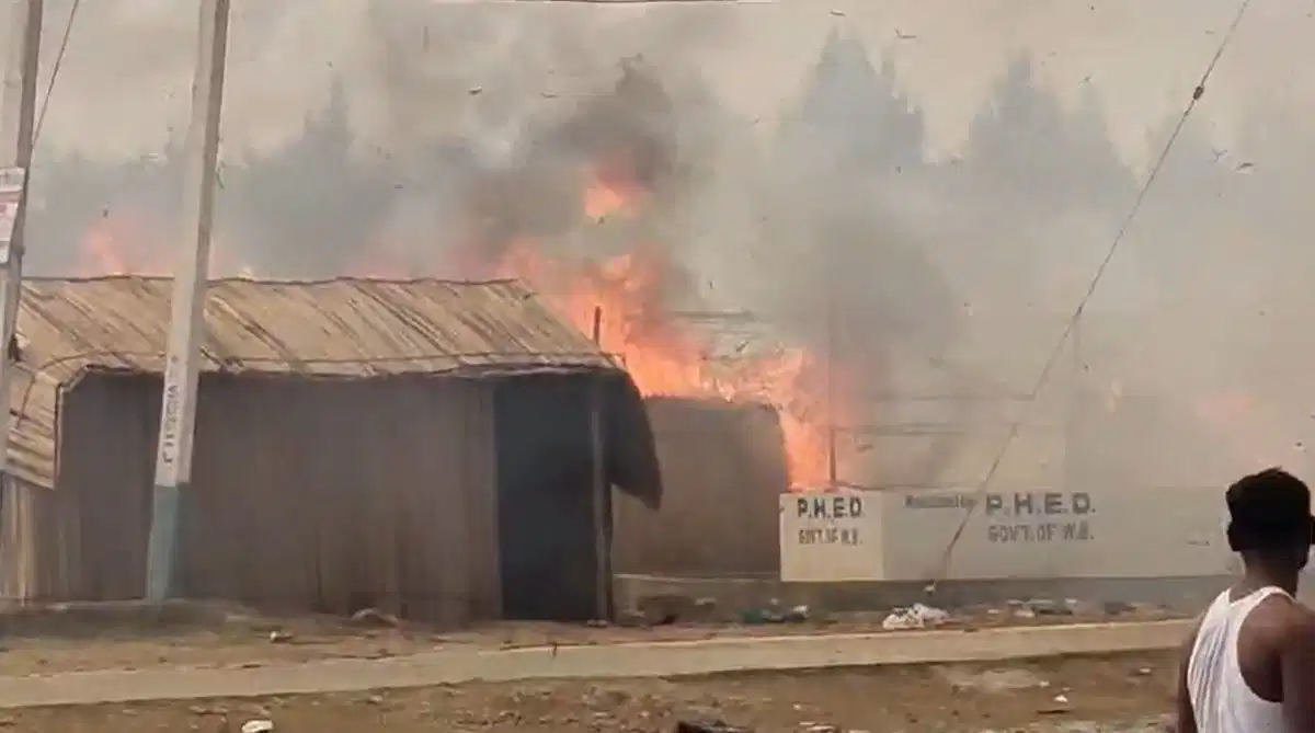 गंगासागर में फिर लगी आग, कई अस्थायी झोपड़ियां खाक