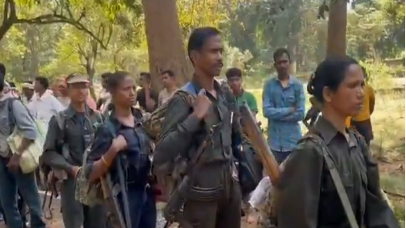 13 महिलाओं समेत 21 माओवादियों का बस्तर में हथियारों समेत आत्मसमर्पण