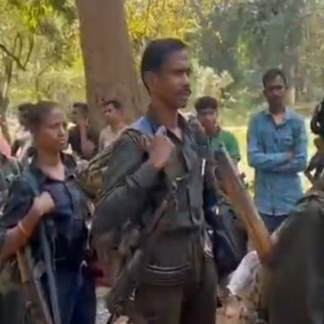 13 महिलाओं समेत 21 माओवादियों का बस्तर में हथियारों समेत आत्मसमर्पण
