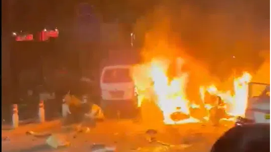 लाल किला के पास धमाका, तीन गाड़ियों में लगी आग