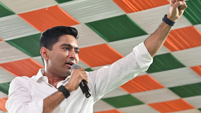 अभिषेक बनर्जी ने चुनाव आयोग पर साधा निशाना, कहा - महिमामंडन के लिए पुरानी विज्ञप्ति का हुआ इस्तेमाल