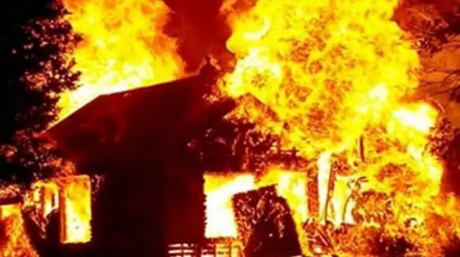 बाहर से दरवाज़ा बंद कर घर में आग, लिव-इन पार्टनर समेत बुज़ुर्ग को जिंदा जलाने का आरोप