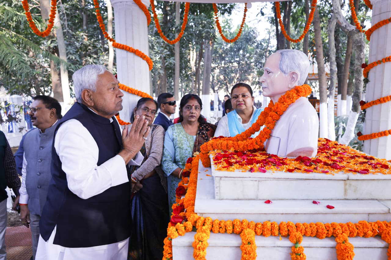 बिहार के मुख्यमंत्री नीतीश कुमार ने दिवंगत पिता को पैतृक गांव में दी श्रद्धांजलि