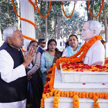 बिहार के मुख्यमंत्री नीतीश कुमार ने दिवंगत पिता को पैतृक गांव में दी श्रद्धांजलि