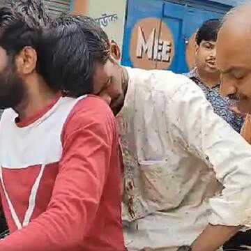 भाजपा कार्यकर्ता के सिर पर गिरी पेड़ की टहनी, बचाने के लिए दौड़ पड़े तृणमूल कार्यकर्ता