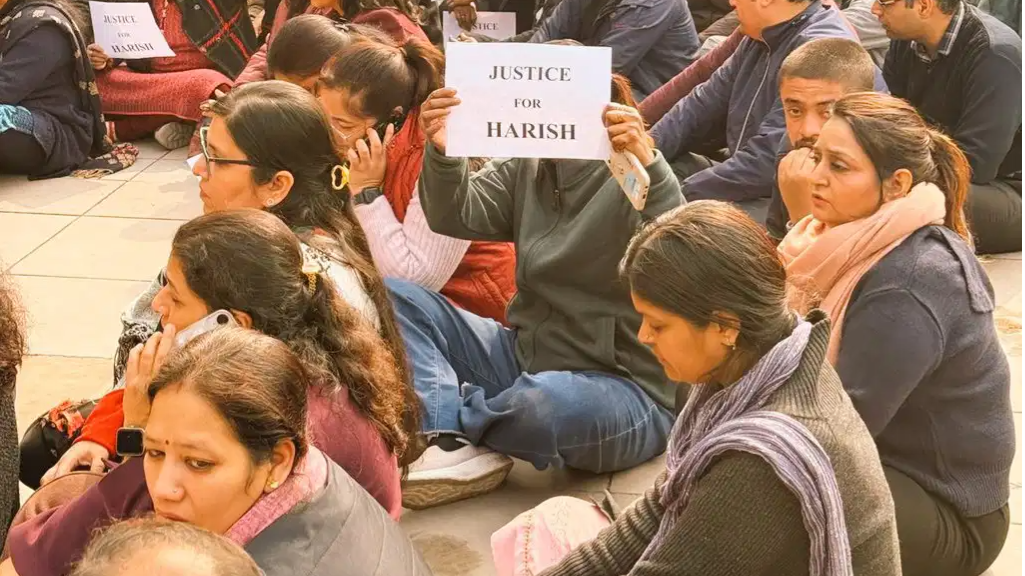 कोर्ट कर्मचारी ने “वर्क प्रेशर” को कारण बताकर आत्महत्या कर ली