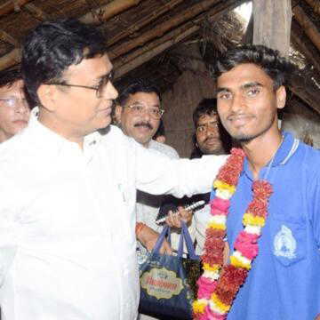 लखीमपुर खीरी में बाढ़ प्रभावित छात्र बना जिला टॉपर 93% अंक हासिल