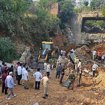 जम्मू पुल हादसे पर सख्त कार्रवाई, दो अधिकारी निलंबित, ठेकेदार पर कार्रवाई की तैयारी