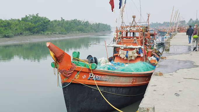 चक्रवाती तूफान की आशंका, काकद्वीप में घाट पर वापस लौट रहे सभी ट्रॉलर