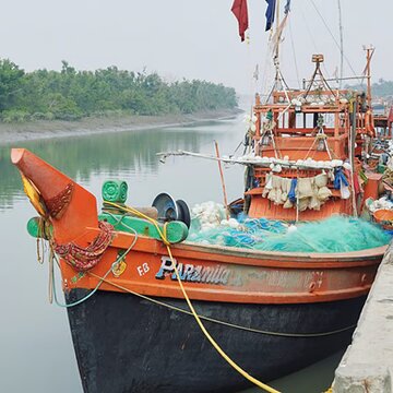 चक्रवाती तूफान की आशंका, काकद्वीप में घाट पर वापस लौट रहे सभी ट्रॉलर