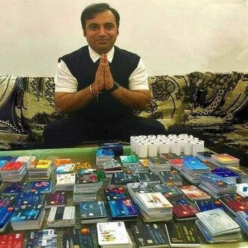 1,638 क्रेडिट कार्ड लेकिन एक रुपये का भी कर्ज नहीं! इस भारतीय ने बनाया गिनीज वर्ल्ड रिकॉर्ड