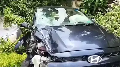 नागेरबाजार फ्लाईओवर पर तेज रफ्तार गाड़ी ने मोटरसाइकिल सवार को मारी टक्कर, नीचे जा गिरा सवार