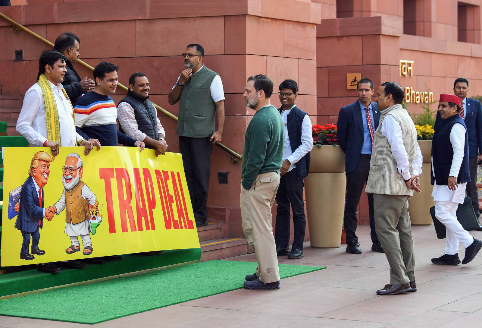 संसद के बाहर विपक्ष का हल्ला बोल, ‘ट्रैप डील’ को लेकर सरकार को घेरा