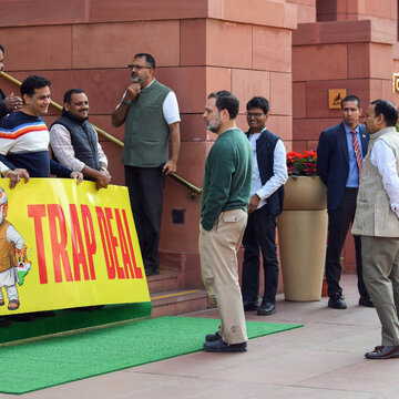 संसद के बाहर विपक्ष का हल्ला बोल, ‘ट्रैप डील’ को लेकर सरकार को घेरा