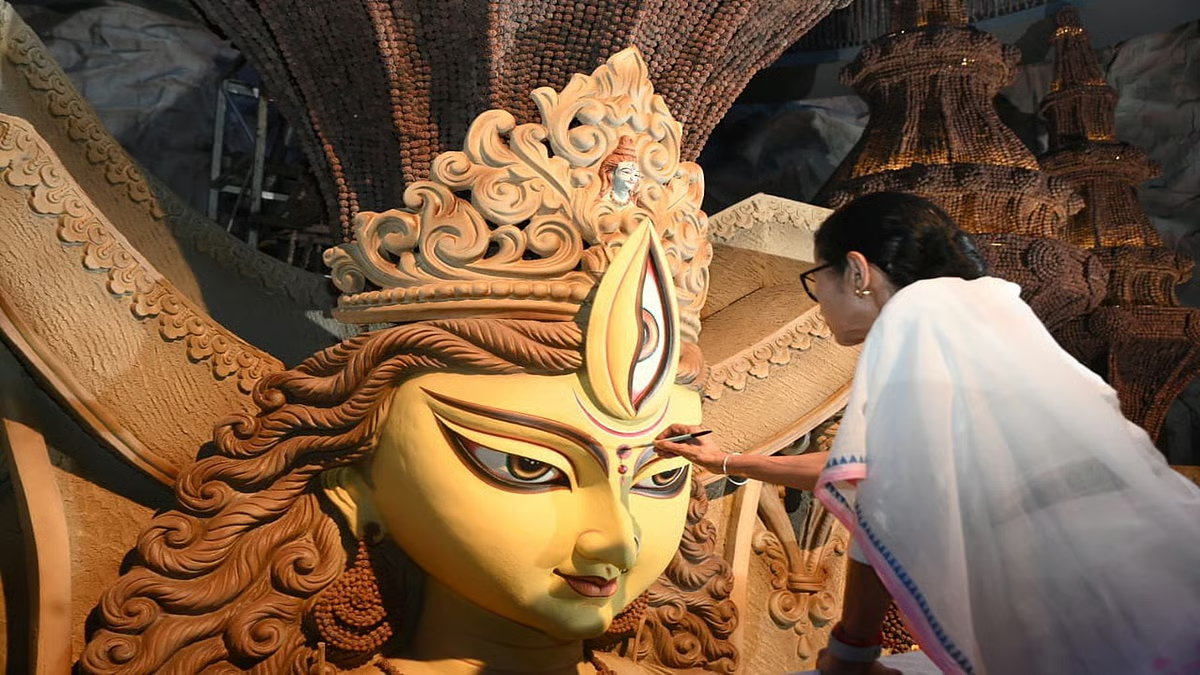 चेतला अग्रणी के पंडाल में लगी आग, दर्शनार्थियों के लिए किया गया बंद