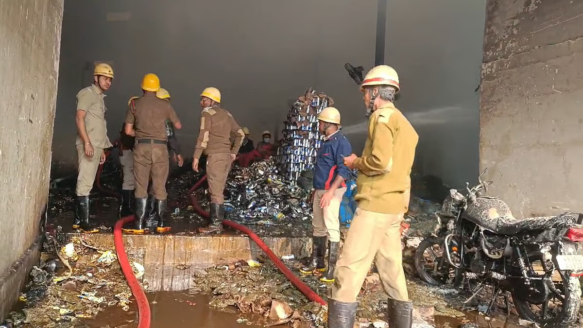 नजीराबाद में गोदाम में लगी भयावह आग, 3 की मौत, कई मजदूर अब भी लापता