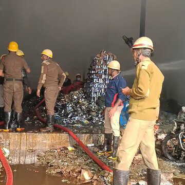 नजीराबाद में गोदाम में लगी भयावह आग, 3 की मौत, कई मजदूर अब भी लापता