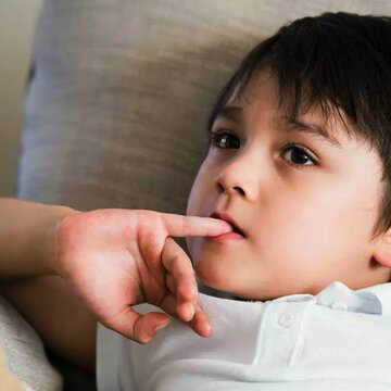 नजरों से हटते ही बच्चे अपने नाखून दांतों से काट लेते हैं, माता-पिता इस बुरी आदत को कैसे छुड़वाएं?