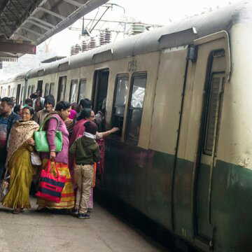 एक ही प्रार्थना है लोकल ट्रेन यात्रियों की - समय पर चले ट्रेन