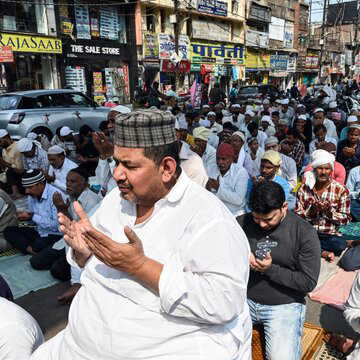 एयरपोर्ट के पास नमाज़ की अनुमति नहीं, बाम्बे हाईकोर्ट ने कहा,-'किसी भी स्थान पर नमाज़ धार्मिक अधिकार नहीं'