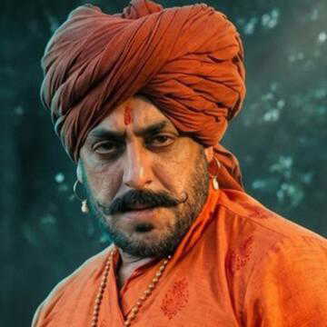 माथे पर लाल तिलक, पगड़ी और कानों में बालियां : सलमान खान के नए लुक पर फैंस लुटा रहे हैं प्यार