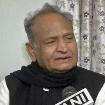 गहलोत ने 'गंभीर' ईंधन संकट को लेकर राजस्थान सरकार की आलोचना की और झूठ बोलने का आरोप लगाया।