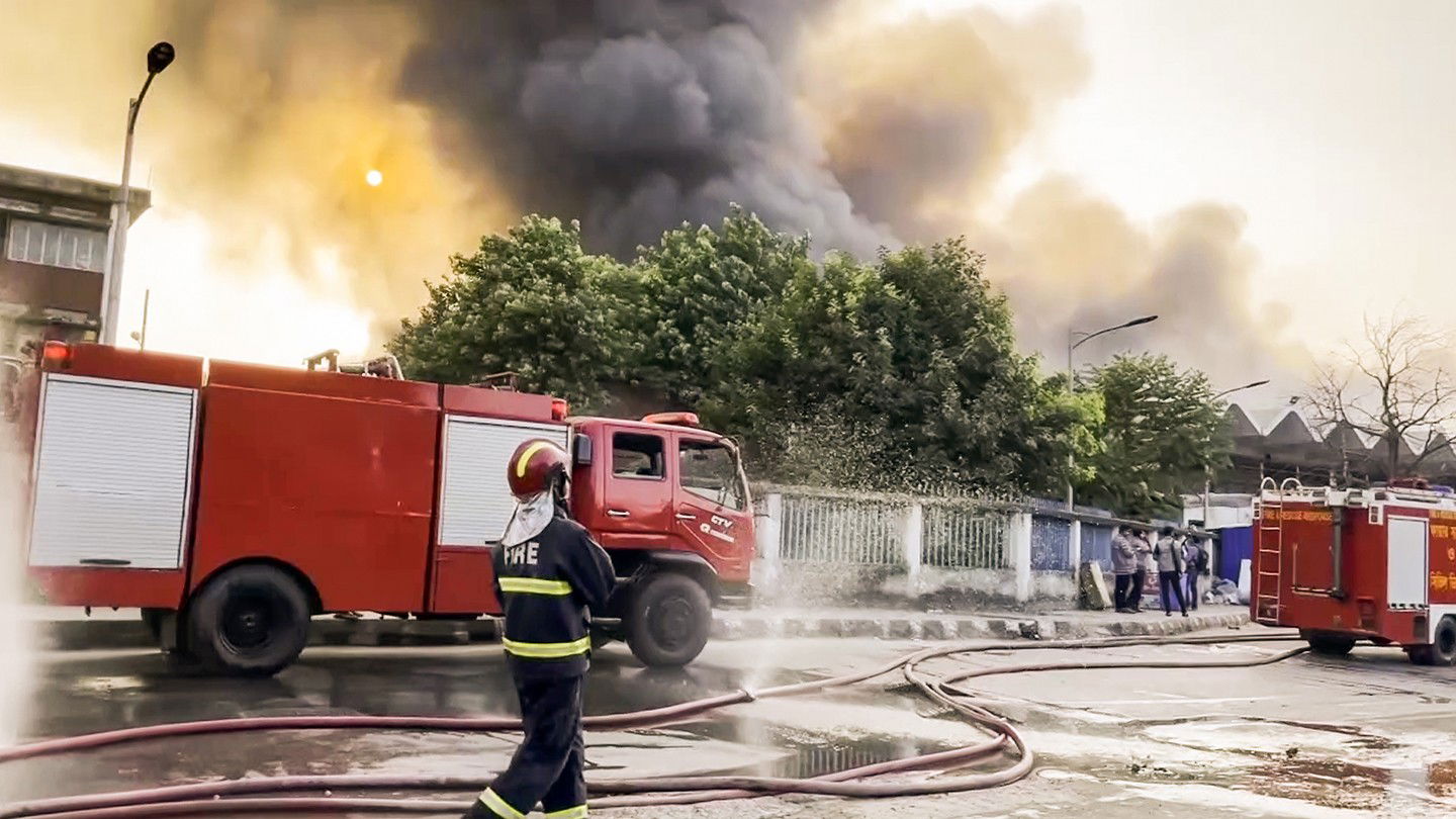 बांग्लादेश में हवाई अड्डा अग्निकांड के बाद परिधान निर्यातकों को 1 अरब डॉलर के नुकसान की आशंका