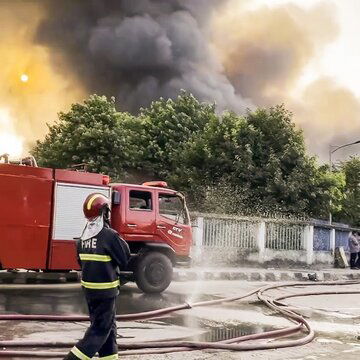 बांग्लादेश में हवाई अड्डा अग्निकांड के बाद परिधान निर्यातकों को 1 अरब डॉलर के नुकसान की आशंका