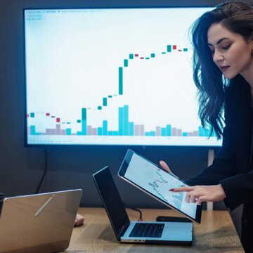 नए साल में बाज़ार की बढ़त की उम्मीद में निवेशक हैं। विशेषज्ञों ने इन चार शेयरों में निवेश की सलाह दी