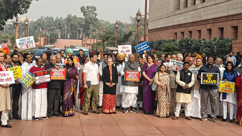 SIR पर चर्चा की मांग को लेकर ‘इंडिया’ गठबंधन एकजुट, गूंजे नारे–‘चुनाव चोर, सत्ता छोड़’