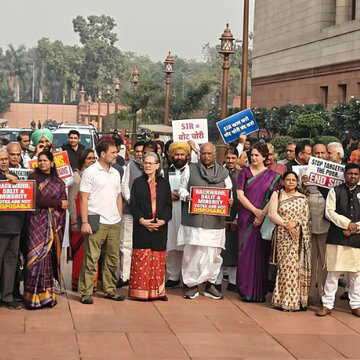 SIR पर चर्चा की मांग को लेकर ‘इंडिया’ गठबंधन एकजुट, गूंजे नारे–‘चुनाव चोर, सत्ता छोड़’